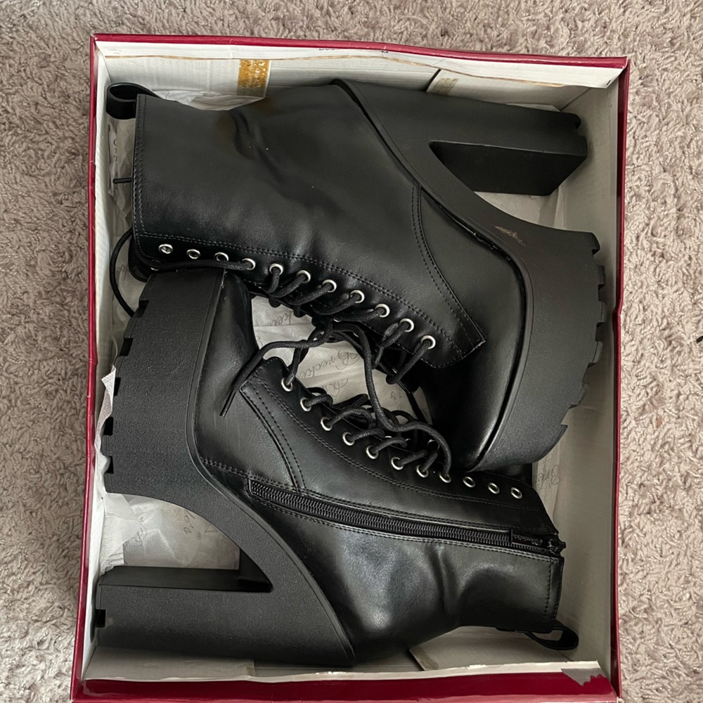 EUC Breckelle’s Chunky Platform Heel Round Toe, LaceUp & Zipper Closures Size 10